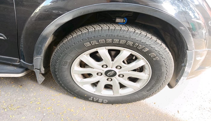 2016 Mahindra XUV500 W10 AT, Diesel, Automatic, 1,01,692 km, tyre