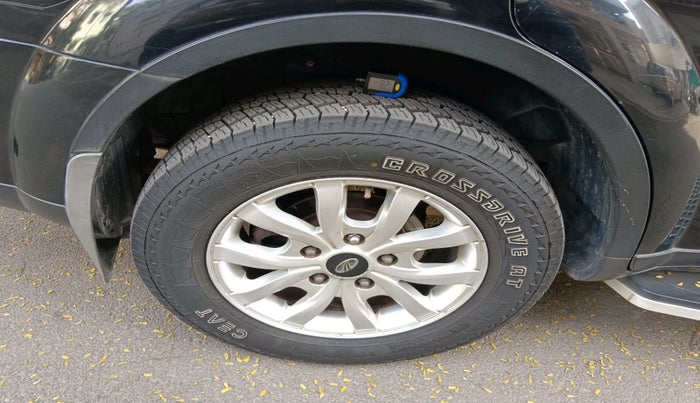 2016 Mahindra XUV500 W10 AT, Diesel, Automatic, 1,01,692 km, tyre