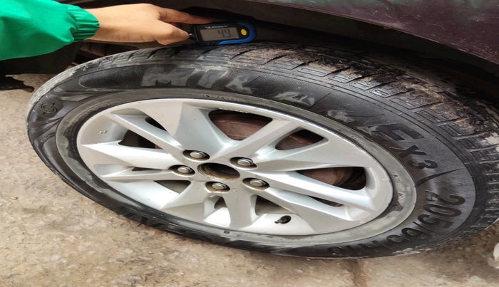 2017 Toyota Innova Crysta 2.8 ZX AT 7 STR, Diesel, Automatic, 1,45,112 km, tyre