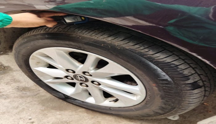 2017 Toyota Innova Crysta 2.8 ZX AT 7 STR, Diesel, Automatic, 1,45,112 km, tyre