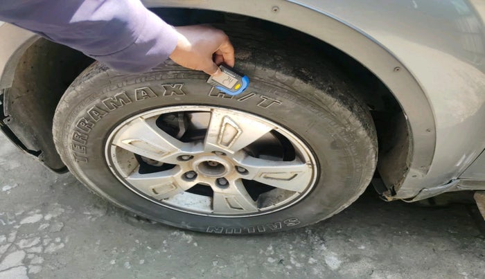 2011 Mahindra XUV500 W8, Diesel, Manual, 1,43,114 km, tyre