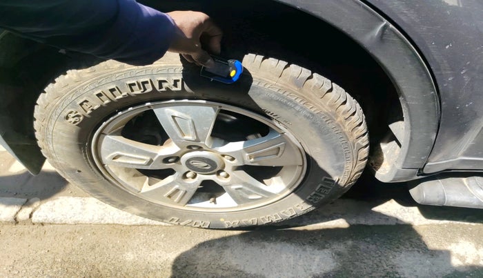 2011 Mahindra XUV500 W8, Diesel, Manual, 1,43,114 km, tyre