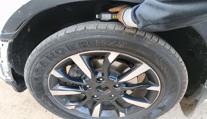 2018 Mahindra XUV500 W11, Diesel, Manual, 2,23,991 km, tyre