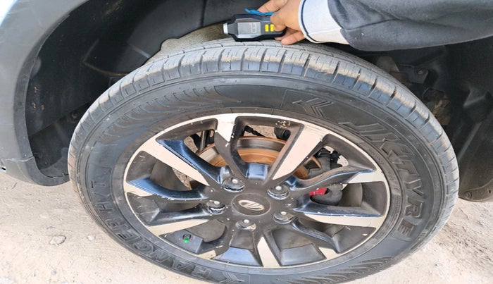 2018 Mahindra XUV500 W11, Diesel, Manual, 2,23,991 km, tyre