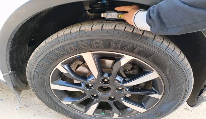 2018 Mahindra XUV500 W11, Diesel, Manual, 2,23,991 km, tyre