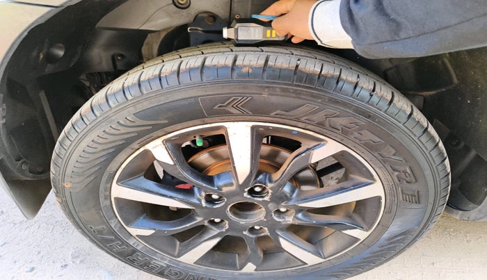 2018 Mahindra XUV500 W11, Diesel, Manual, 2,23,991 km, tyre