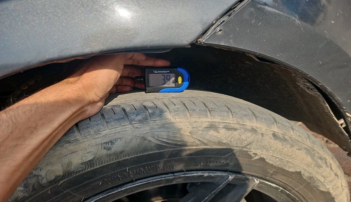 2014 Volkswagen Polo HIGHLINE1.5L, Diesel, Manual, 1,15,520 km, tyre