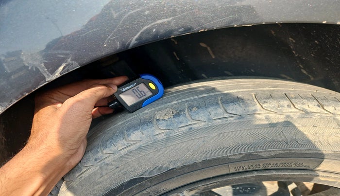 2014 Volkswagen Polo HIGHLINE1.5L, Diesel, Manual, 1,15,520 km, tyre