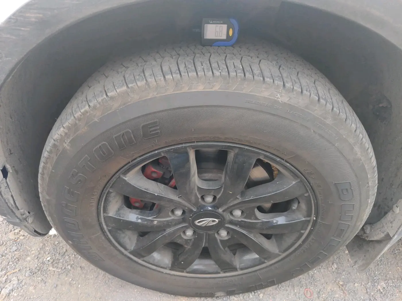 2016 Mahindra XUV500 W10 AT, Diesel, Automatic, 1,35,504 km, tyre