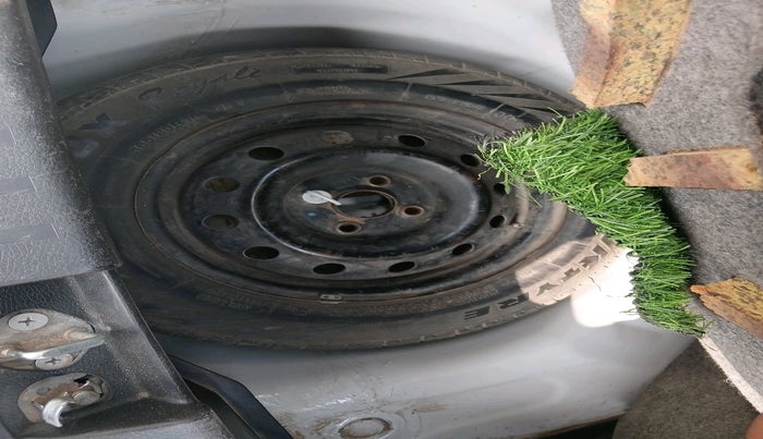 2016 Maruti Swift VXI, Petrol, Manual, 2,84,342 km, tyre