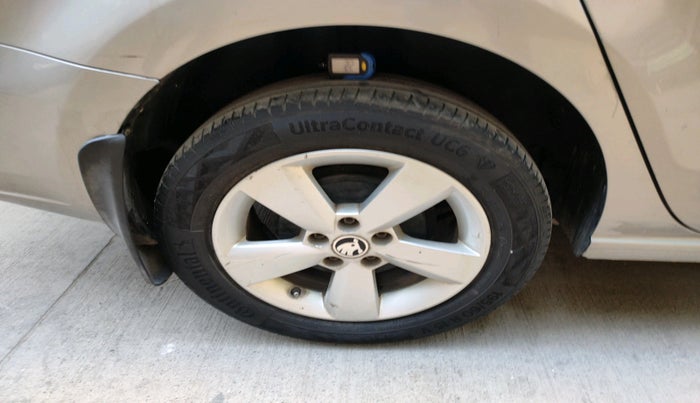 2015 Skoda Rapid 1.5 TDI CR ELEGANCE AT, Diesel, Automatic, 1,83,128 km, tyre