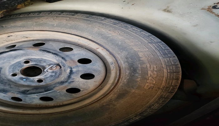 2014 Maruti Swift VXI, Petrol, Manual, 1,01,418 km, tyre