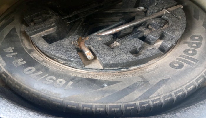 2016 Volkswagen Vento HIGHLINE 1.6 MPI, Petrol, Manual, 1,54,571 km, tyre