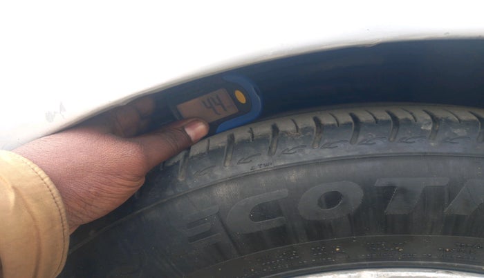 2016 Volkswagen Vento HIGHLINE 1.6 MPI, Petrol, Manual, 1,54,571 km, tyre