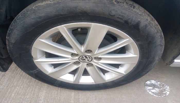 2016 Volkswagen Vento HIGHLINE 1.6 MPI, Petrol, Manual, 1,54,571 km, tyre