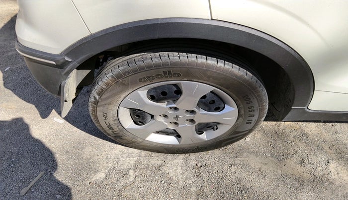 2023 Mahindra XUV300 W6 1.2 PETROL, Petrol, Manual, 21,110 km, tyre