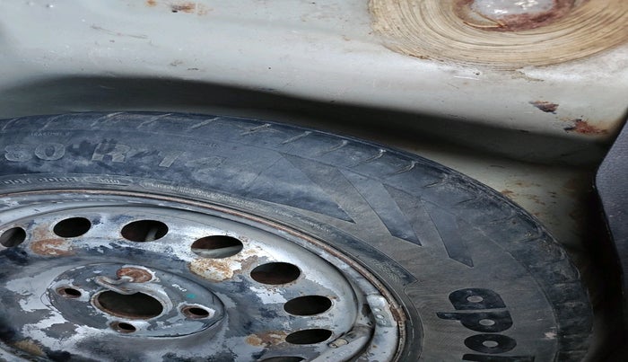 2013 Maruti Swift VXI, Petrol, Manual, 1,08,410 km, tyre