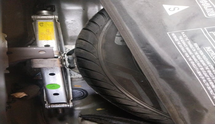 2018 Hyundai Eon MAGNA +, Petrol, Manual, 27,340 km, tyre