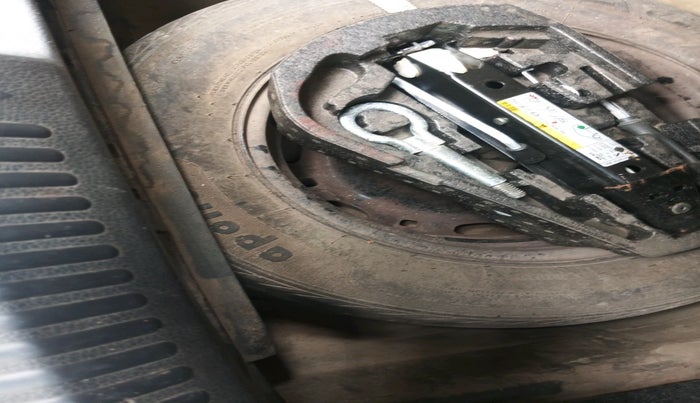 2013 Volkswagen Polo HIGHLINE1.2L, Petrol, Manual, 1,37,371 km, tyre