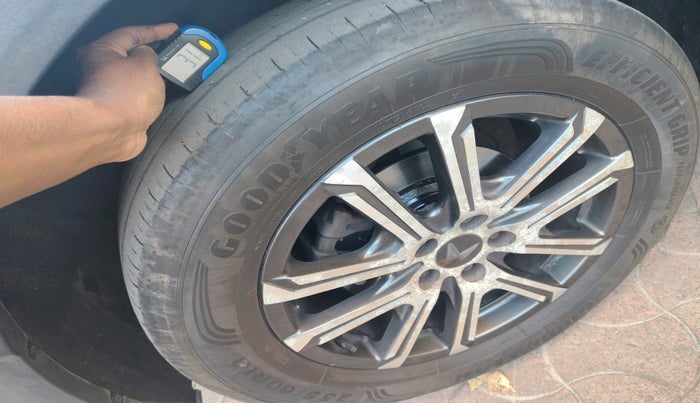 2023 Mahindra XUV700 AX 7 LUXURY P AT 7 STR, Petrol, Automatic, 33,811 km, tyre