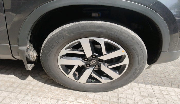 2020 Tata Harrier XZA 2.0L, Diesel, Automatic, 49,851 km, tyre