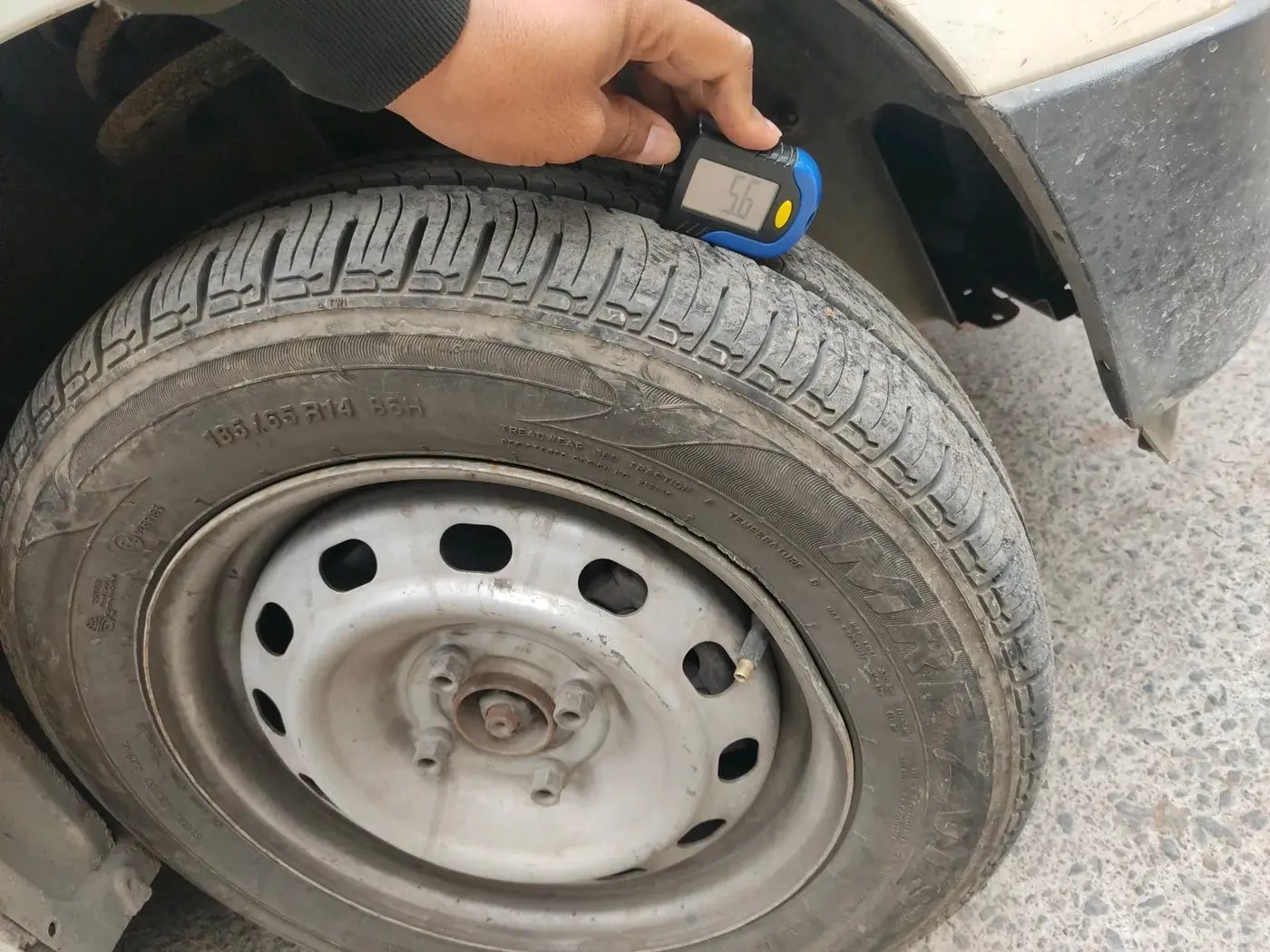 2018 Mahindra Kuv100 K2 TRIP CNG, Petrol, Manual, 52,052 km, tyre