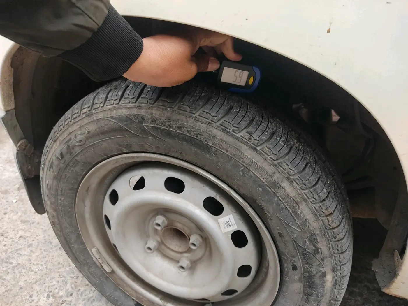 2018 Mahindra Kuv100 K2 TRIP CNG, Petrol, Manual, 52,052 km, tyre