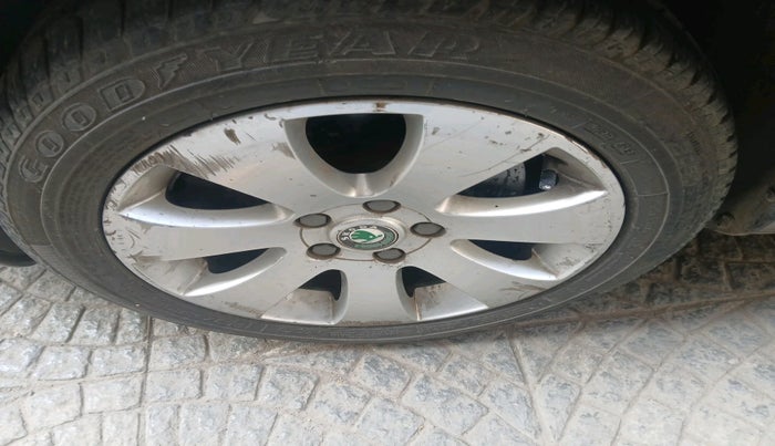 2012 Skoda Superb ELEGANCE 1.8 TSI MT, Petrol, Manual, 83,677 km, tyre