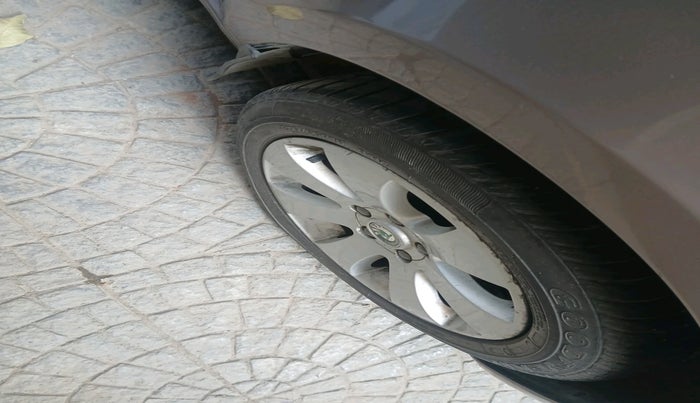 2012 Skoda Superb ELEGANCE 1.8 TSI MT, Petrol, Manual, 83,677 km, tyre