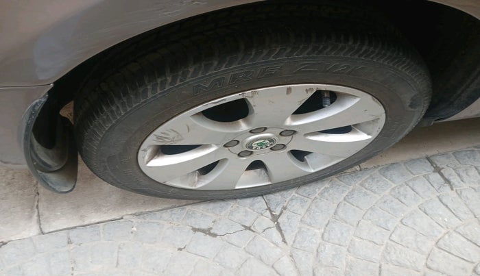 2012 Skoda Superb ELEGANCE 1.8 TSI MT, Petrol, Manual, 83,677 km, tyre