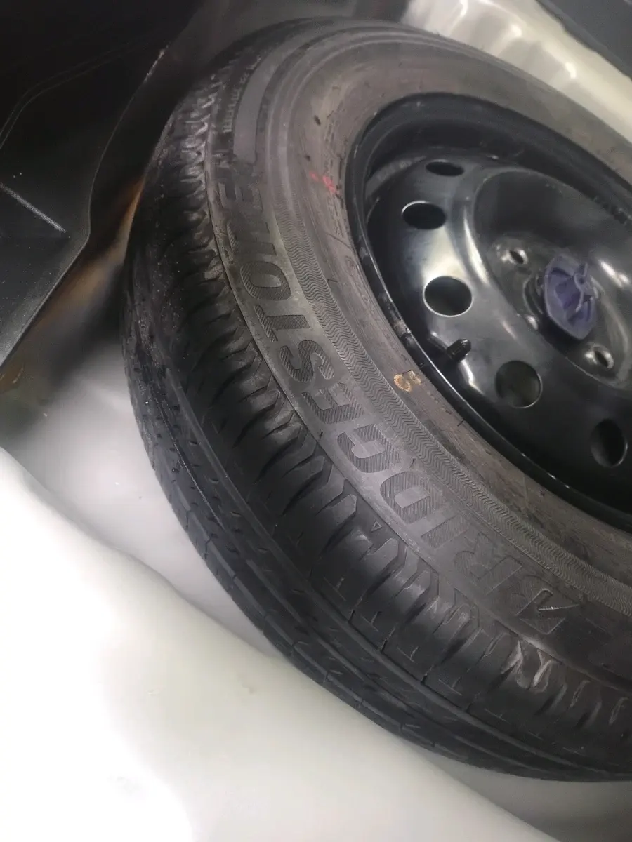 2022 Maruti Swift VXI AMT, Petrol, Automatic, 67,121 km, tyre