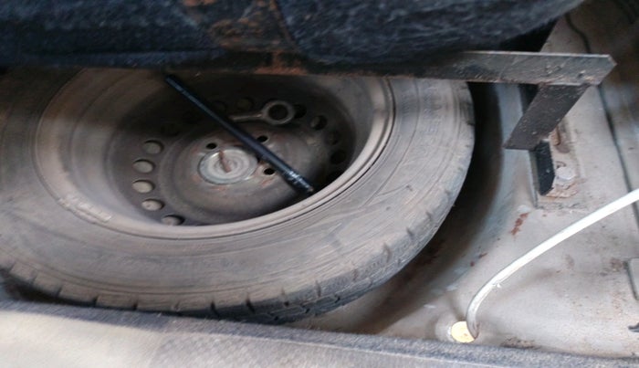 2012 Honda Brio E MT, Petrol, Manual, 2,06,915 km, tyre