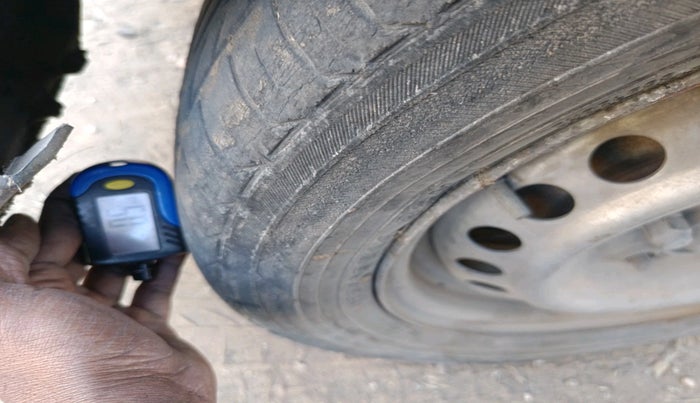 2012 Honda Brio E MT, Petrol, Manual, 2,06,915 km, tyre