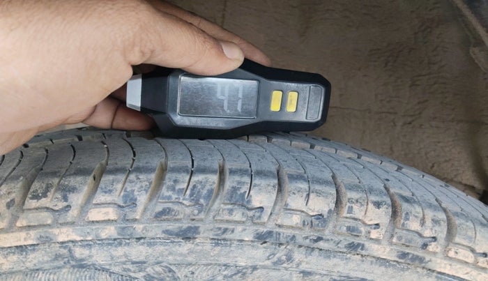 2016 Mahindra Kuv100 K8 6 STR, Petrol, Manual, 28,502 km, tyre