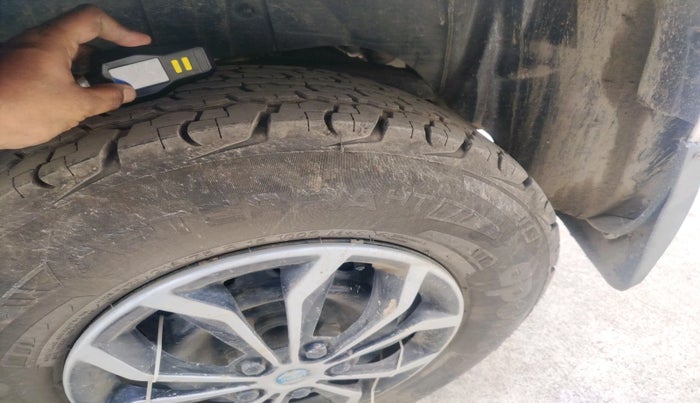 2015 Mahindra TUV300 T4, Diesel, Manual, 1,55,932 km, tyre