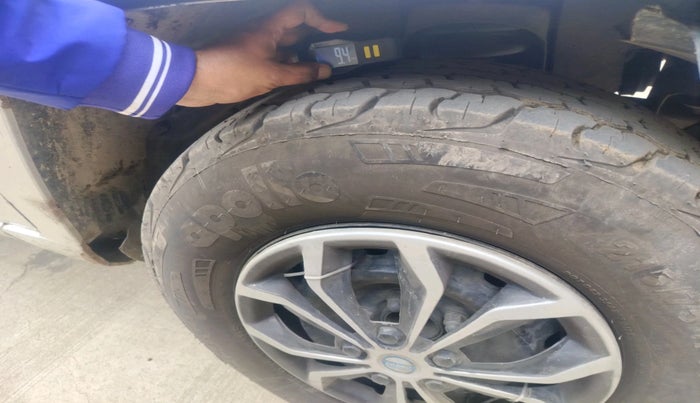 2015 Mahindra TUV300 T4, Diesel, Manual, 1,55,932 km, tyre