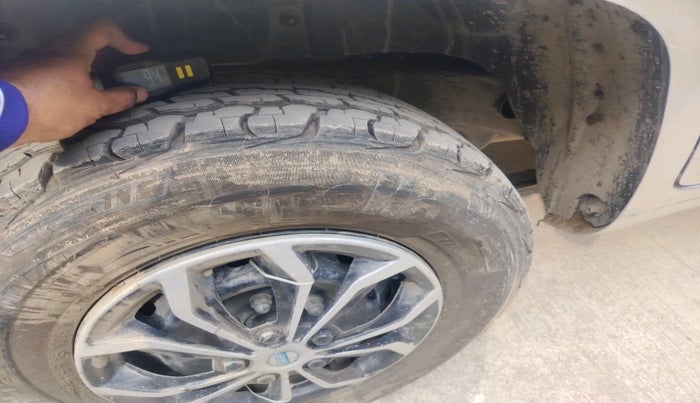 2015 Mahindra TUV300 T4, Diesel, Manual, 1,55,932 km, tyre