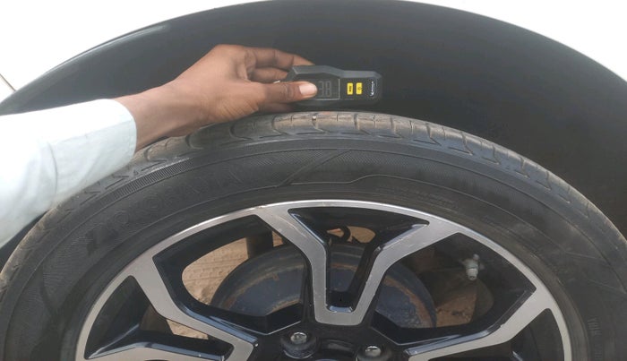 2018 Ford Ecosport TITANIUM 1.5L SIGNATURE EDITION (SUNROOF) DIESEL, Diesel, Manual, 1,07,911 km, tyre