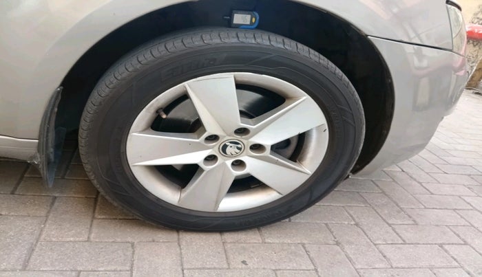 2016 Skoda Octavia AMBITION PLUS AT 1.8 TSI, Petrol, Automatic, 1,29,524 km, tyre