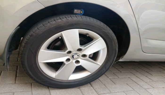 2016 Skoda Octavia AMBITION PLUS AT 1.8 TSI, Petrol, Automatic, 1,29,524 km, tyre