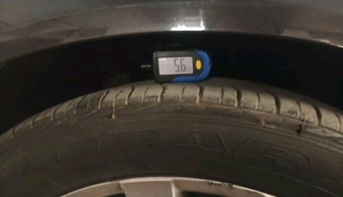 2010 Volkswagen Passat 1.8L TSI, Petrol, Manual, 97,122 km, tyre