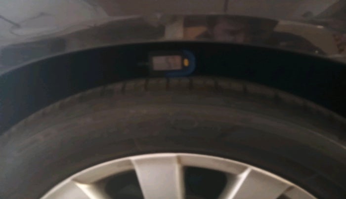 2010 Volkswagen Passat 1.8L TSI, Petrol, Manual, 97,122 km, tyre