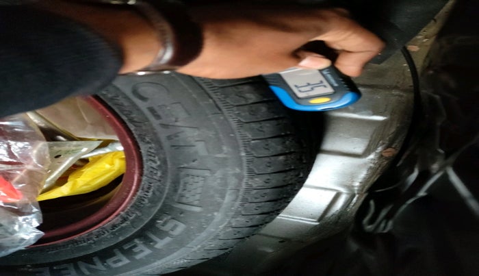 2022 Renault Kwid RXT 1.0 (O), Petrol, Manual, 6,812 km, tyre