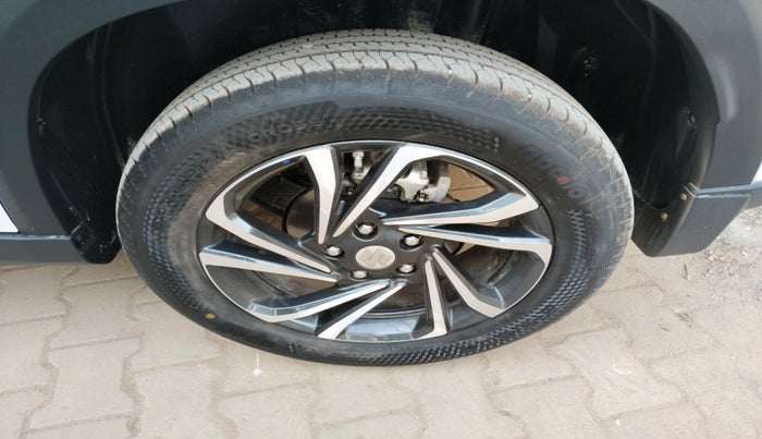 2025 Maruti Grand Vitara DELTA SMART HYBRID AT, Petrol, Automatic, 680 km, tyre