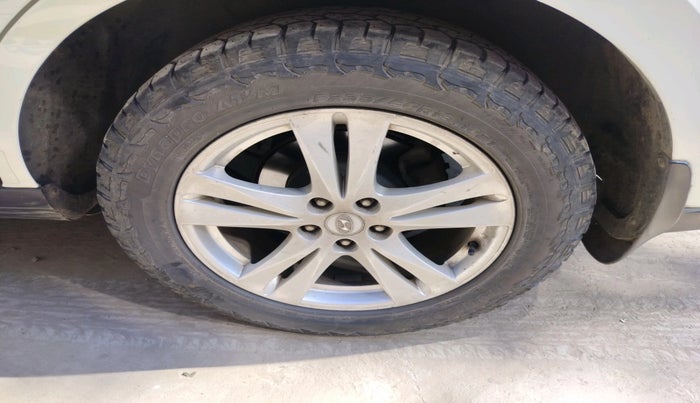 2013 Hyundai Santa Fe 2 WD, Diesel, Manual, 1,09,286 km, tyre