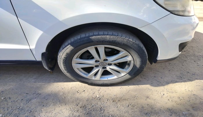 2013 Hyundai Santa Fe 2 WD, Diesel, Manual, 1,09,286 km, tyre