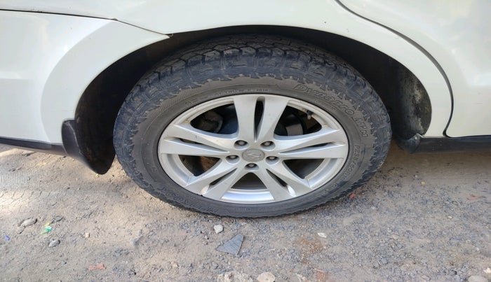 2013 Hyundai Santa Fe 2 WD, Diesel, Manual, 1,09,286 km, tyre