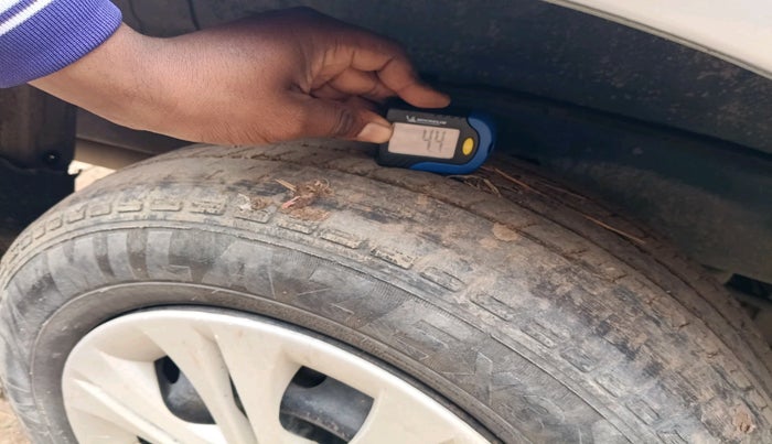 2013 Toyota Innova 2.5 G 7 STR, Diesel, Manual, 5,00,000 km, tyre