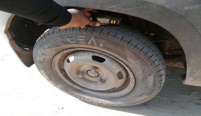 2015 Renault Kwid RXE, Petrol, Manual, 55,955 km, tyre