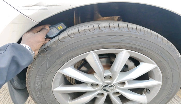 2015 Skoda Octavia ELEGANCE 2.0 TDI AT, Diesel, Automatic, 1,41,996 km, tyre